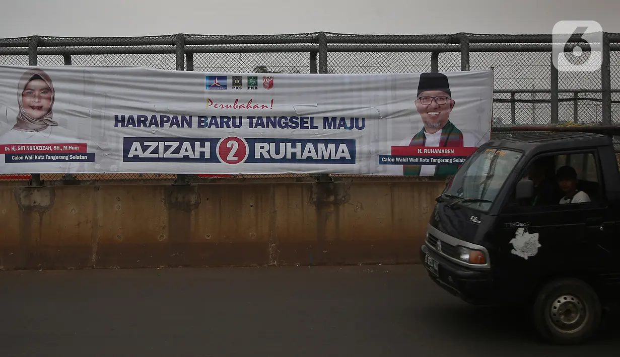 Pengedara melintas di depan alat peraga kampanye (APK) yang terpasang di kawasan Depok, Jawa Barat dan Ciputat, Tangerang Selatan, Minggu (18/10/2020). KPU Kota Tangsel dan Depok membagikan sejumlah alat peraga kampanye kepada pasangan calon Pilkada 2020 serentak. (Liputan6.com/Johan Tallo)