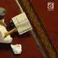 Umat muslim membaca Al-Quran pada hari ke-28 bulan suci Ramadan di Masjid Istiqlal, Jakarta, Selasa (12/6). Sejumlah umat muslim meningkatkan ibadah mereka dengan melakukan itikaf di Masjid Istiqlal. (Liputan6.com/Helmi Fithriansyah)