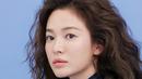 Tampil dengan rambut keriting bervolume membuat Song Hye Kyo terlihat seperti remaja [instagram/kyo1122]