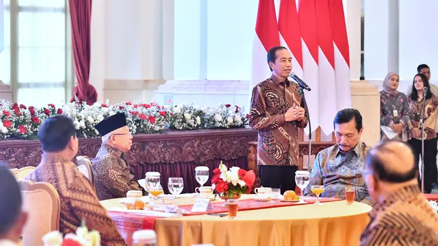 Presiden Joko Widodo (Jokowi) menggelar acara makan siang bersama para menteri kabinet Indonesia Maju di Istana Negara Jakarta, Jumat (18/10/2024). Jokowi turut berpamitan dengan jajaran kabinet karena akan segera pensiun pada 20 Oktober 2024.