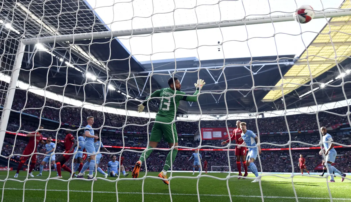 Pemain Liverpool Ibrahima Konate mencetak gol ke gawang Manchester City pada pertandingan sepak bola semifinal Piala FA di Stadion Wembley, London, Inggris, 16 April 2022. Liverpool menang 3-2. (Glyn KIRK/AFP)