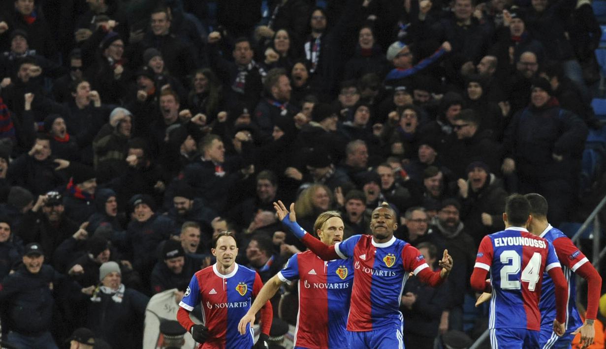 Para pemain FC Basel merayakan kemenangan atas Manchester City pada laga Liga Champions di Stadion Etihad, Rabu (7/3/2018). Manchester City takluk 1-2 dari FC Basel. (AFP/Rui Vieira)