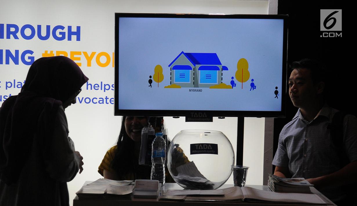 Pengunjung mengunjungi salah satu stan pameran ivent Mekari di Jakarta, Kamis (25/4). Bank Mandiri berharap dapat memperkuat kapasitas UKM dalam mengembangkan bisnis melalui pemanfaatan teknologi digital. (Liputan6.com/Angga Yuniar)