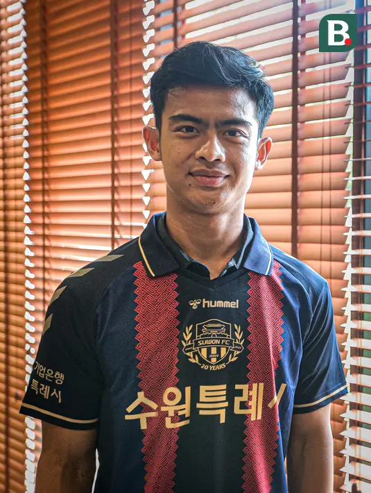 <p>Pratama Arhan berpose di depan fotografer setelah perkenalan pemain baru Suwon FC yang berlangsung di Hotel Sultan, Jakarta, Kamis (15/02/2024) WIB. (Bola.com/Bagaskara Lazuardi)</p>