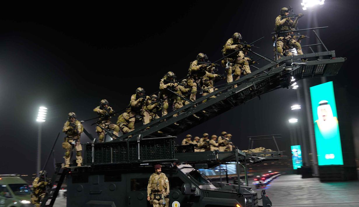 Para anggota pasukan khusus Saudi melakukan pertunjukan selama parade militer dalam persiapan pengamanan ibadah haji, di Mekah, Arab Saudi, Kamis 21 Mei 2026. (AP Photo/Altaf Qadri)