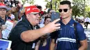 Pembalap anyar Sauber, Pascal Wehrlein melakukan selfie dengan seorang penggemar menjelang sesi latihan bebas pertama di Grand Prix Australia, Melbourne, Jumat (24/3). (AFP Photo/WILLIAM WEST)