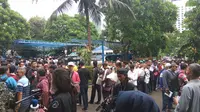 Masyarakat yang akan mengurus STNK dan lainnya memenuhi bagian ruangan di Mapolda Metro Jaya.