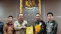 Pasangan calon jalur independen Dharma Pongrekun dan Kun Wardana resmi menjadi peserta di Pilgub Jakarta 2024. (Liputan6.com/Ady Anugrahadi)