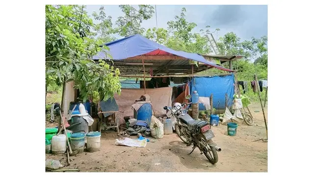 Tinggal di Tenda Kecil, Ayah Ini Bisa Besarkan 3 Anak Hingga Sarjana