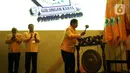 Ketum DPP Golkar Airlangga Hartarto memukul gong saat membuka Rapimnas Partai Golkar di Jakarta Selatan, Kamis (14/11/2019). Selain itu, rapimnas ini juga akan membahas Pilkada 2020. Tema Rapimnas Golkar ini "Golkar Solid, Pemerintahan Stabil dan Indonesia Maju". (Liputan6.com/Johan Tallo)
