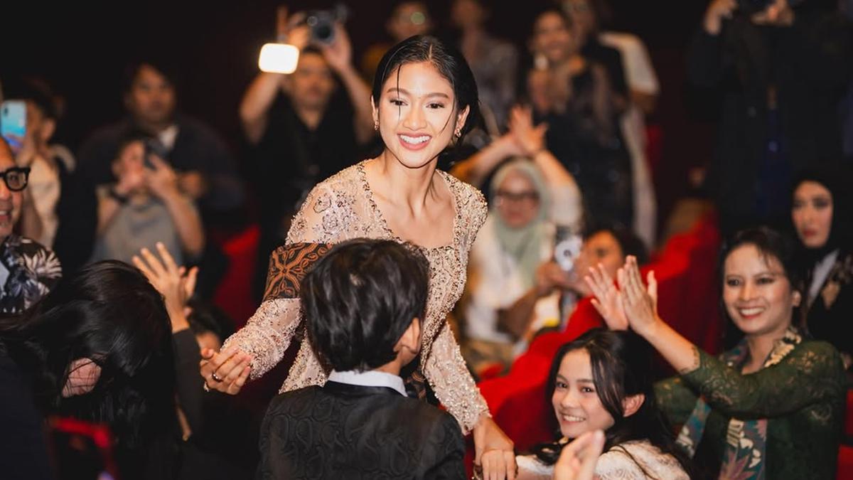 5 Potret Anggun Claresta Taufan di Gala Premiere Film Pangku, Pakai Kebaya Brokat
