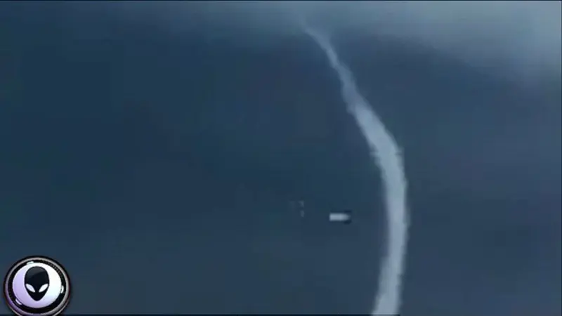 Penampakan diduga UFO menyedot air dari laut Mediterania di Aljazair. (Screen Grab)