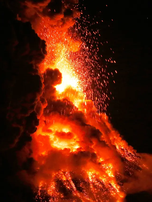 Pemandangan saat Lava Panas Menuruni Puncak Gunung Mayon Filipina