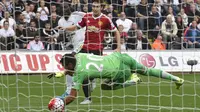 Proses gol Bafetimbi Gomis ke gawang Manchester United (Reuters)