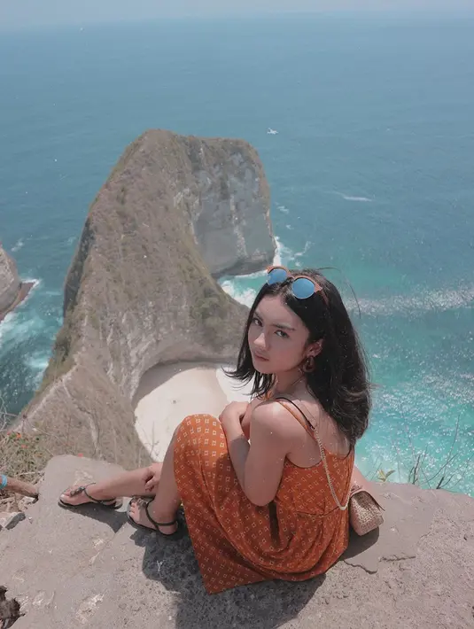 Ersya memang kerap travelling diketahui lewat unggahannya di Instagram. Gadis berusia 19 tahun ini juga sempat mengunjungi Nusa Penida dengan outift simpel berwarna oranye. (Liputan6.com/IG/@ersyaurel)