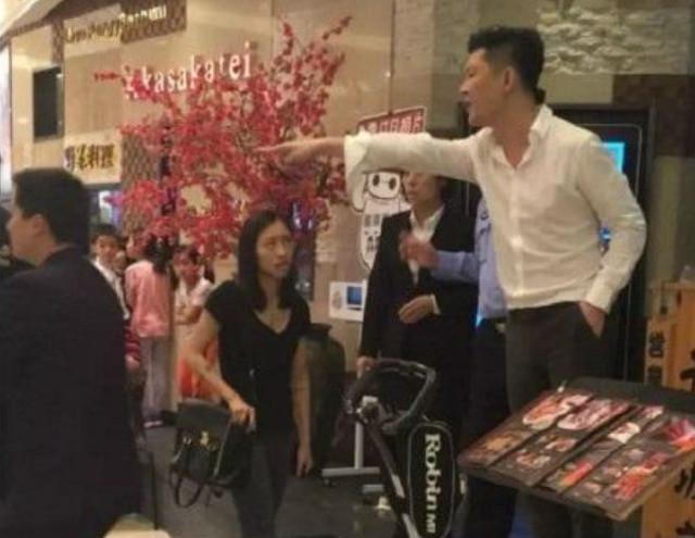 Manajer restoran memakai baju putih dan mencoba menyerang wanita hamil yang melarangnya merokok di tempat umum | Photo: Copyright shanghaiist.com