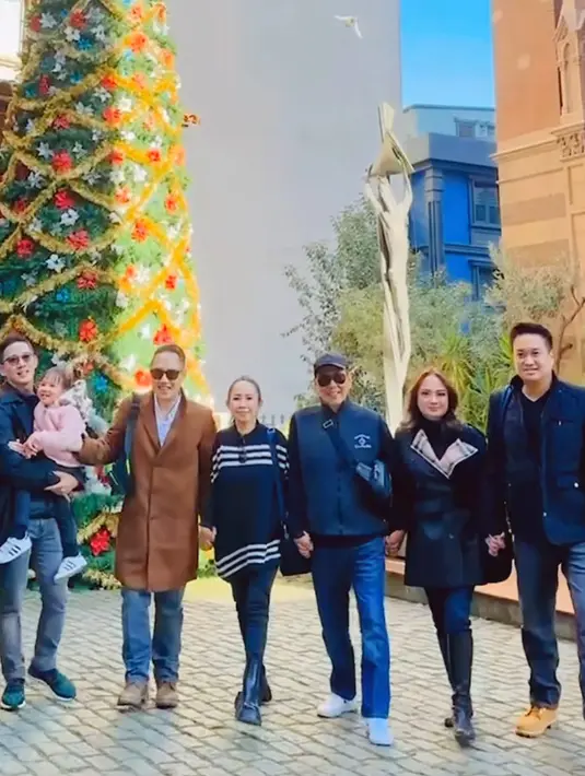 Yuanita Christiani memilih merayakan Natal bersama keluarga di Turki. Ia pun tampil dengan jaket coat hitam dipadukan blazer abu-abunya. [@yuanitachrist]