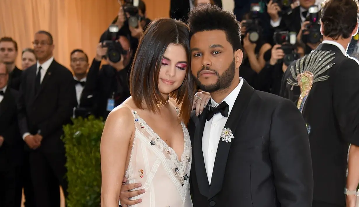 Putusnya hubungan Selena Gomez dan The Weeknd menuai beragam reaksi dari netizen. Banyak yang menyayangkan namun tak sedikit yang senang karena Selena bisa kembali dengan Justin Bieber. (Getty Images/ETOnline)