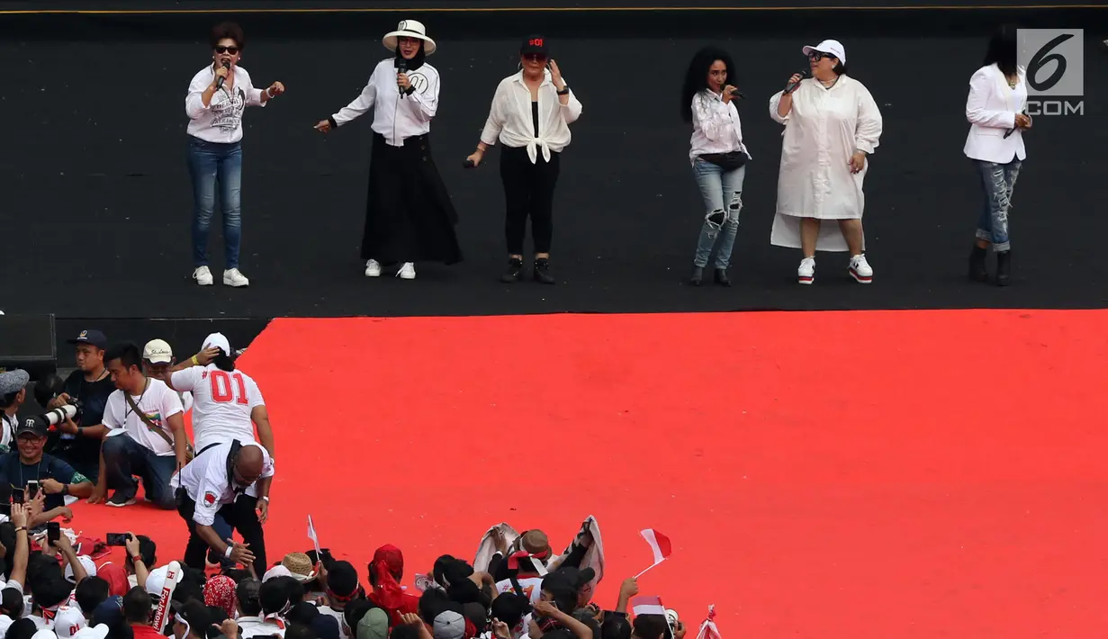 Sejumlah musisi dan artis ibukota membawakan lagu pada kampanye akbar capres dan cawapres Joko Widodo (Jokowi)-Ma'ruf Amin di Stadion Utama GBK, Senayan, Jakarta, Sabtu (13/15). Sebanyak 500 artis, musisi, dan budayawan meramaikan pagelaran Konser Putih Bersatu. (Liputan6.com/Angga Yuniar)