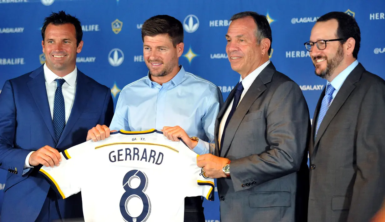 Gelandang LA Galaxy, Steven Gerrard (kedua kiri) berpose bersama dengan Presiden klub Chris Klein , pelatih kepala Bruce Arena dan AEG eksekutif Dan Beckman di Stubhub Center, Los Angeles, Amerika Serikat (7/7/2015). (REUTERS/Gary A. Vasquez-USA TODAY)