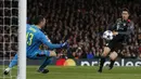 Striker Bayern Munchen, Robert Lewandowski, saat mencetak gol ke gawang Arsenal pada leg kedua babak 16 besar Liga Champions di Stadion Emirates, London, (7/3/2017). Bayern Munchen menang agregat 10-2 atas Arsenal. (AFP/Ian Kington)