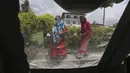 Lansia tiba untuk menerima vaksin virus corona COVID-19 AstraZeneca terlihat dari dalam tenda vaksinasi di Kathmandu, Nepal, Senin (9/8/2021). Hingga 8 Agustus 2021, kasus virus corona COVID-19 Nepal mencapai 717.486. (AP Photo/Niranjan Shrestha)