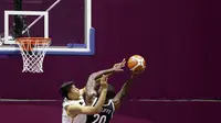 Pebasket Korea Selatan, Ricardo Preston Ratliffe, berusaha memasukkan bola saat melawan Indonesia pada laga Asian Games 2018 di Hall Basket GBK, Selasa (14/8/2018). (Bola.com/Peksi Cahyo)