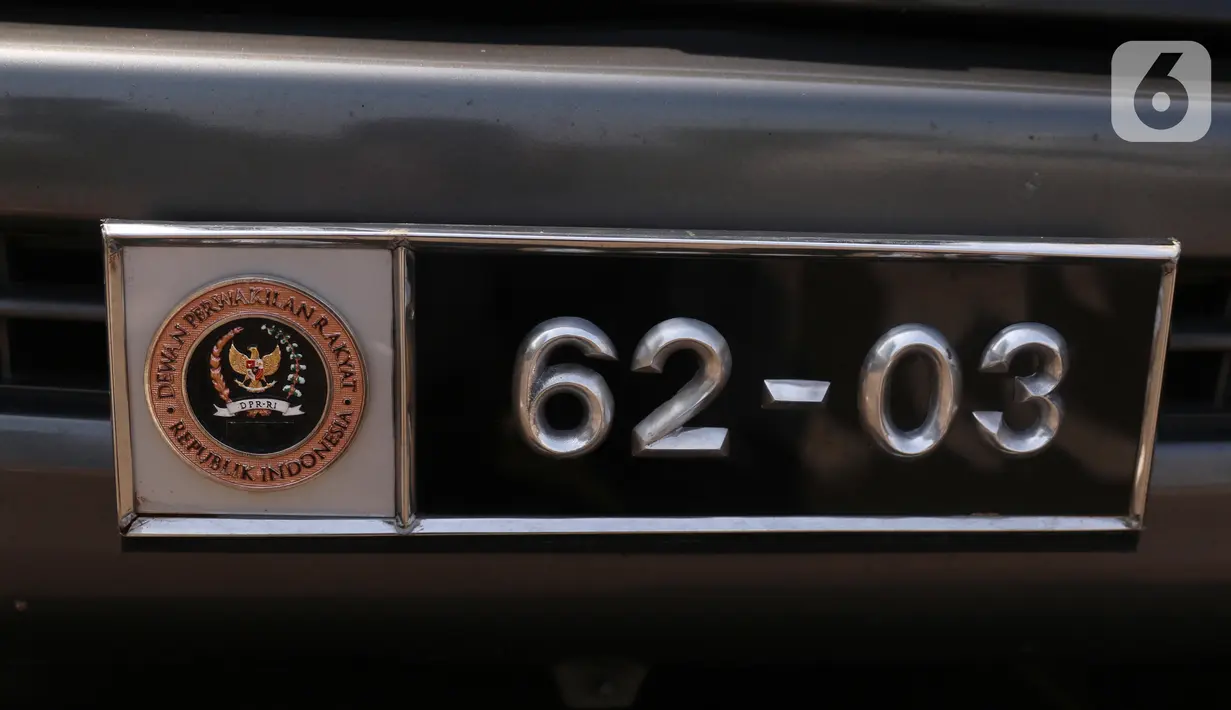 Detail plat nomor khusus anggota DPR di Kompleks Parlemen, Senayan, Jakarta, Selasa (25/5/2021). Wakil Ketua Mahkamah Kehormatan DPR Habiburokhman menjelaskan penggunaan plat nomor khusus tersebut hanya menyempurnakan penggunaan atribut logo DPR. (Liputan6.com/Angga Yuniar)
