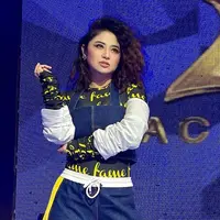 Dewi Perssik tak pernah absen dalam memperhatikan penampilannya. Mulai dari wajah, busana, hingga gaya rambutnya. Mantan istri Angga Wijaya ini tampil beda dengan gaya rambut keriting. Dengan penuh percaya diri, pelantun tembang Mimpi Manis ini tampil stunning dengan makeup flawless. (Liputan6.com/IG/@dewiperssik9)