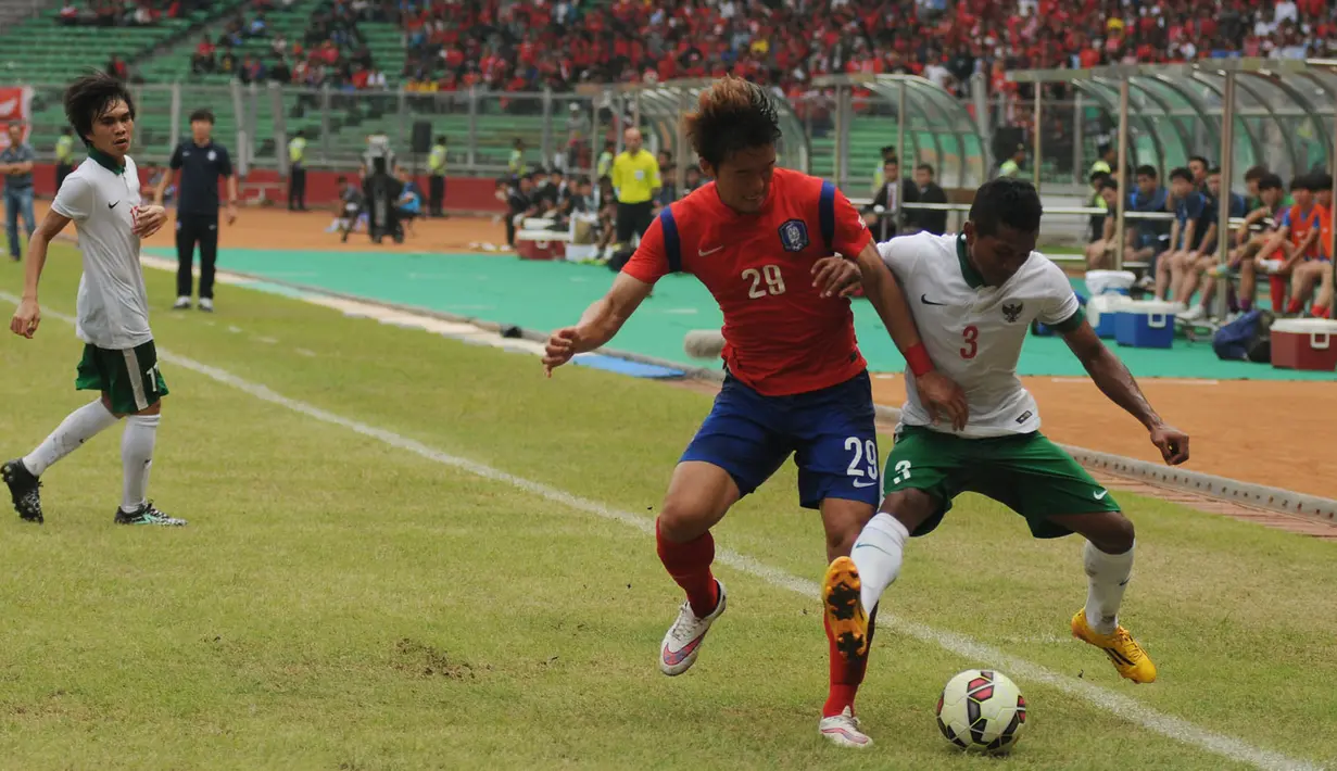 Bek timnas Indonesia U-23, M Abduh Lestaluhu (kanan) menahan pergerakan Lee Chandong (Korea Selatan) di kualifikasi grup H Piala Asia 2016 di Stadion GBK Jakarta, (31/3/2015). Indonesia U-23 kalah 0-4 dari Korea Selatan. (Liputan6.com/Helmi Fithriansyah)