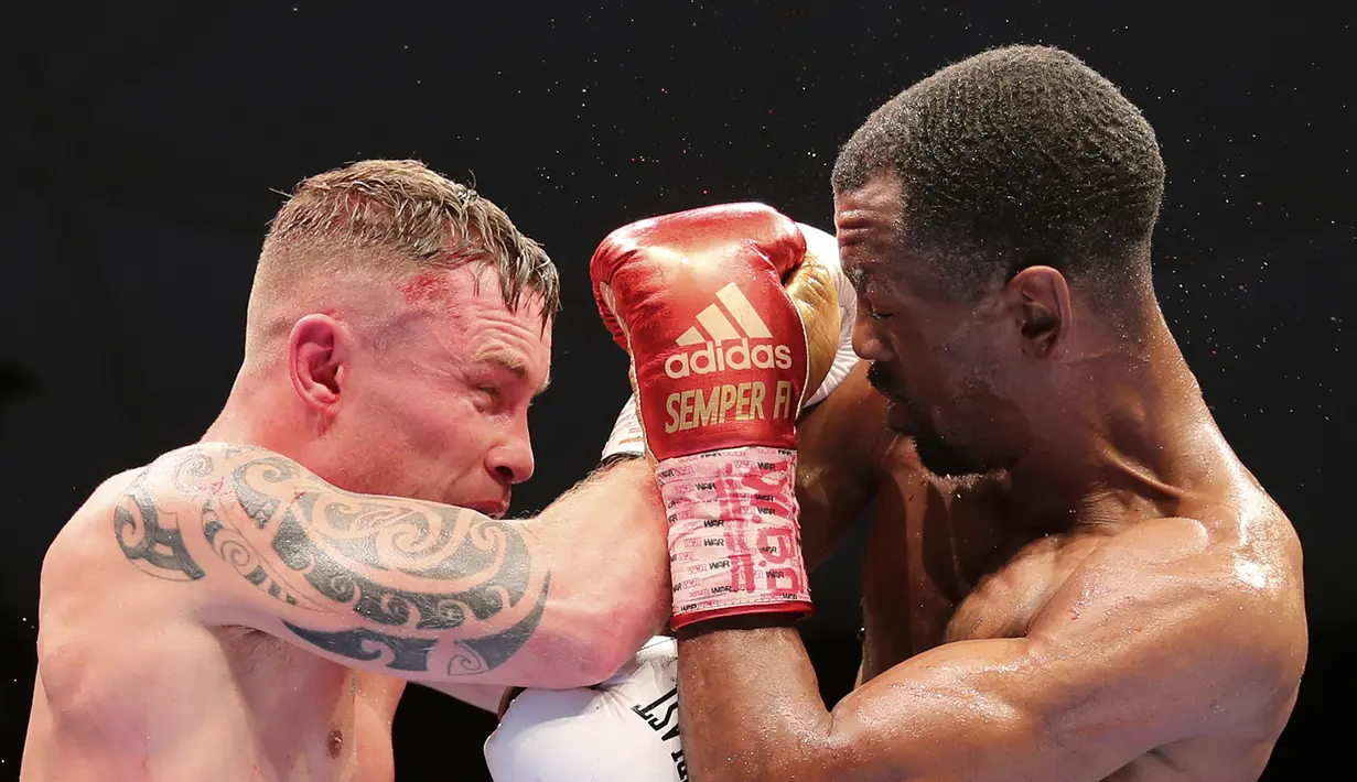 Petinju Amerika Serikat Jamel Herring (kanan) dan petinju Inggris Carl Frampton bertukar pukulan pada pertarungan gelar dunia kelas bulu super WBO di Dubai, UEA, Minggu (4/4/2021). (AP Photo/Kamran Jebreili)