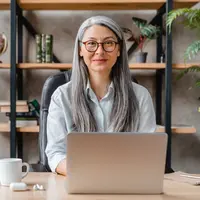 ilustrasi perempuan bekerja/Inside Creative House/Shutterstock