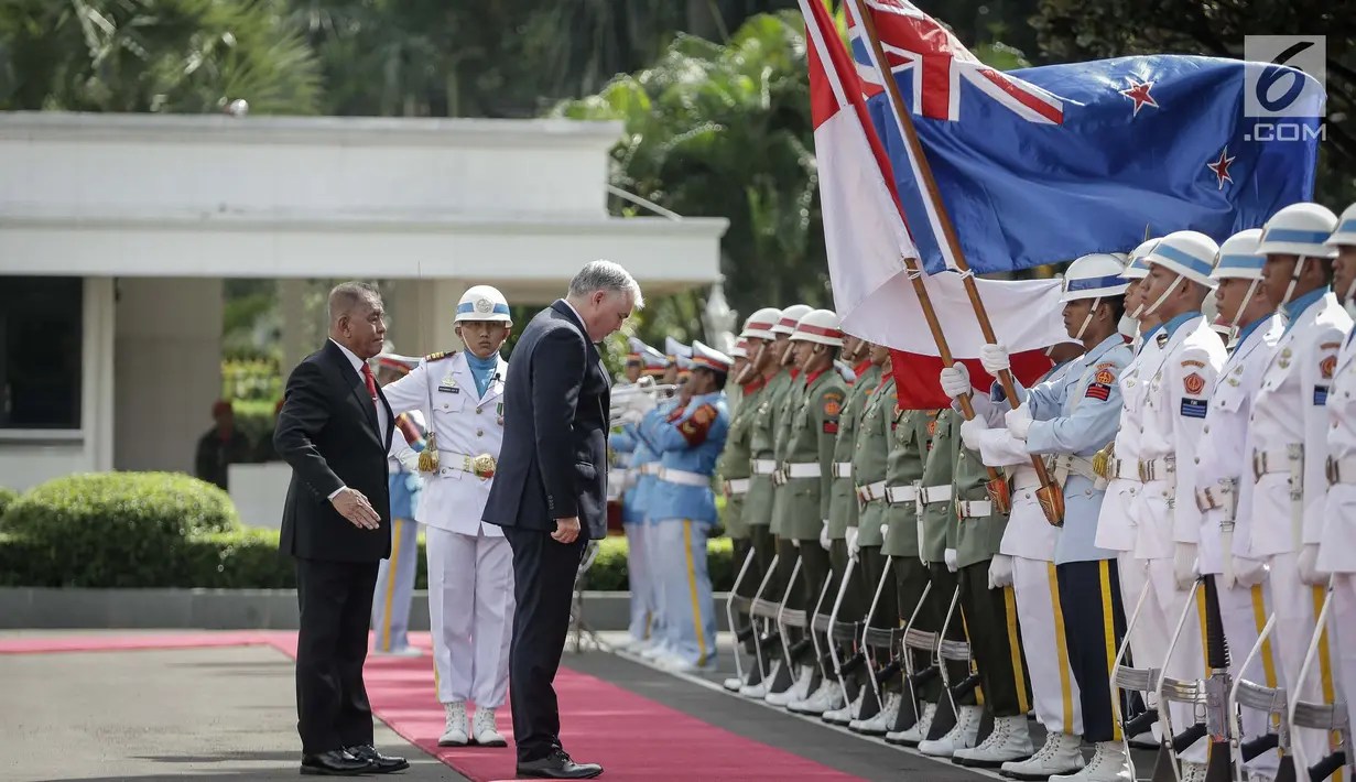 Menhan Selandia Baru, Mark Mitchell didampingi Menhan RI, Ryamizard Ryacudu memberikan penghormatan pada bendera nasional negara masing-masing saat upacara penyambutan di kantor Kemenhan, Jakarta, Rabu (31/5). (Liputan6.com/Faizal Fanani)