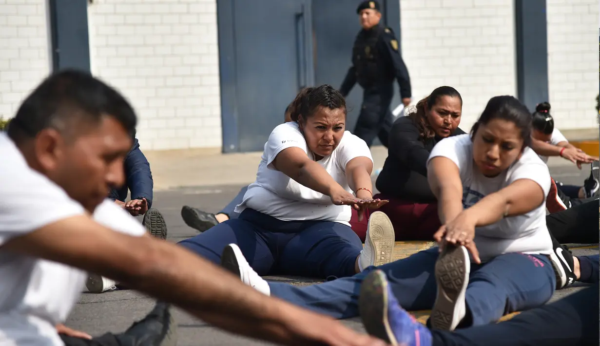 Petugas kepolisian Meksiko melakukan latihan di unit kepolisian di Mexico City (11/12/2019). Latihan Program penurunan berat badan ini untuk meningkatkan kesehatan para personil kepolisian Mexico City agar dapat bekerja secara efisien. (AFP Photo/Rodrigo Arangua)
