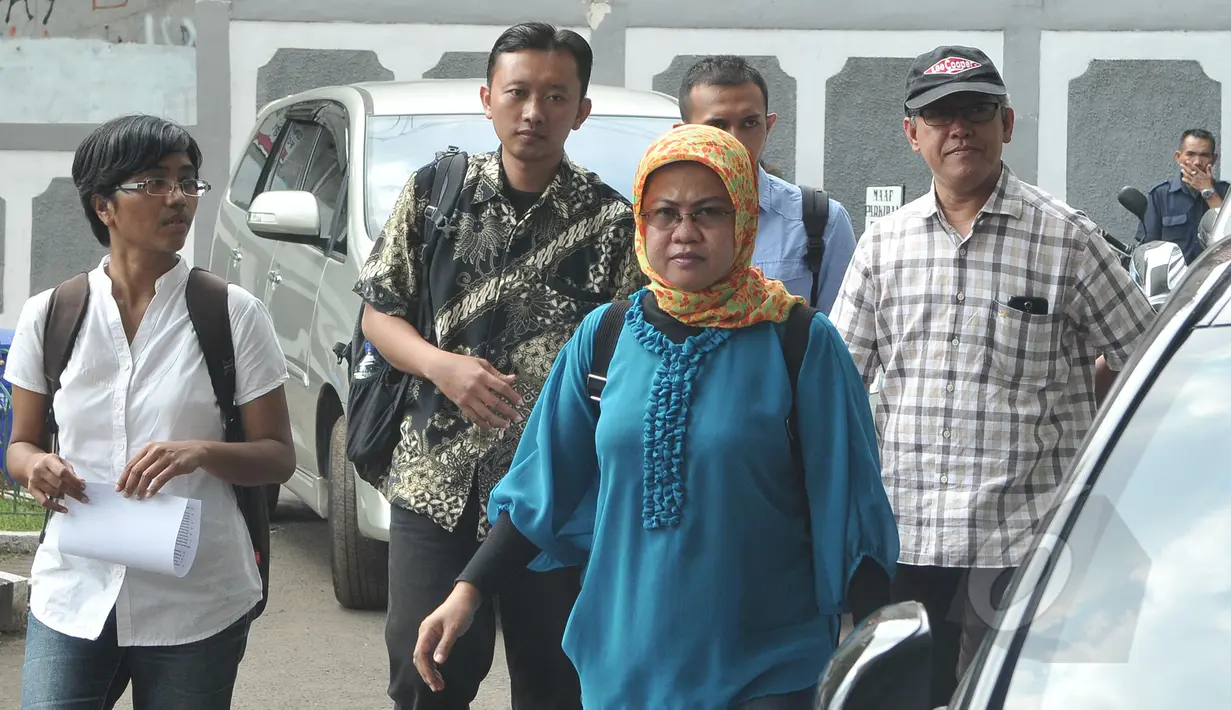 Kuasa Hukum Novel Baswedan, Muji Kartika Rahayu bersama biro hukum KPK saat tiba di PN Jakarta Selatan, Senin (4/5/2015). Muji Kartika R datang untuk mendaftarkan permohonan praperadilan terkait penagkapan Novel Baswedan. (Liputan6.com/Herman Zakharia)