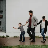 Keamanan dan kenyamanan anak menjadi fokus utama saat mudik lebaran. (Foto: Pexels/Emma Bauso)