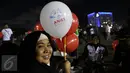 Simpatisan memperlihatkan balon pasangan Anies-Sandiaga  saat acara pengambilan nomer urut Pasangan Calon Gubernur dan Wakil Gubernur Jakarta, di JIEXPO, Kemayoran,, Jakarta, Selasa (25/10). (Liputan6.com/Johan Tallo)
