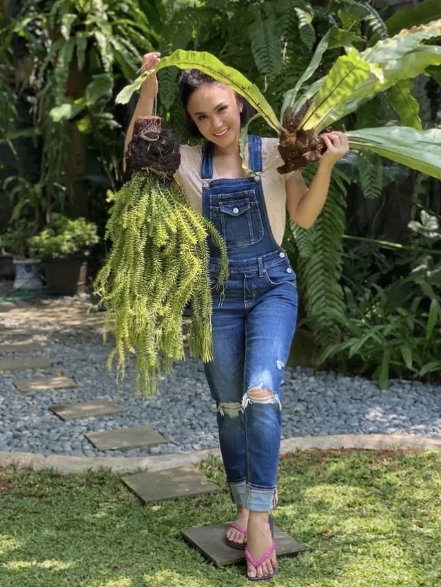 Tampilan Yuni Shara Kenakan Celana Robek-Robek dipadukan dengan item fashion yang membuat awet muda, credit: @yunishara36