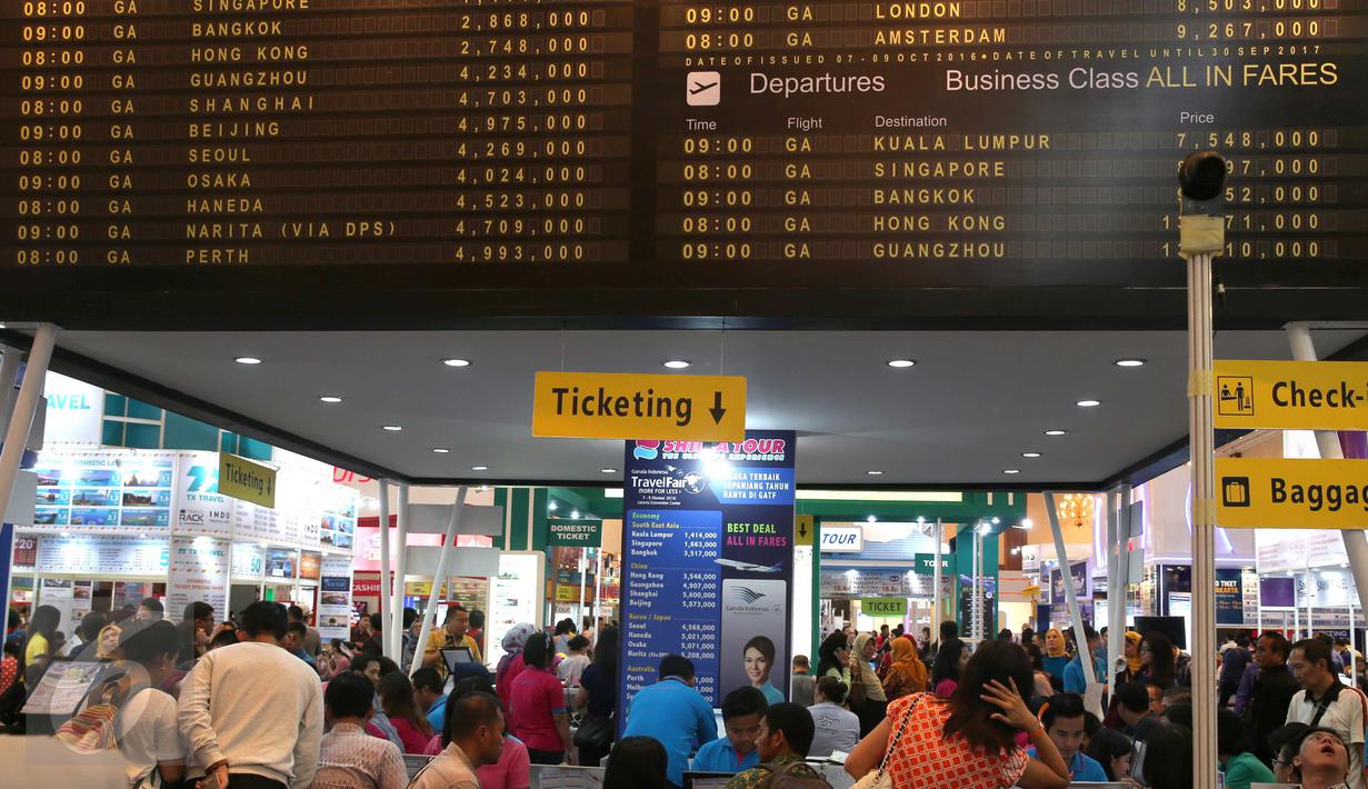 Pengunjung memadati Garuda Travel Fair 2015 di JCC, Senayan, Jakarta, Jumat (7/10). Sebagian dari mereka antri sejak pagi demi memperoleh tiket murah pada pameran yang digelar hingga Minggu (10/10). (Liputan6.com/Angga Yuniar)
