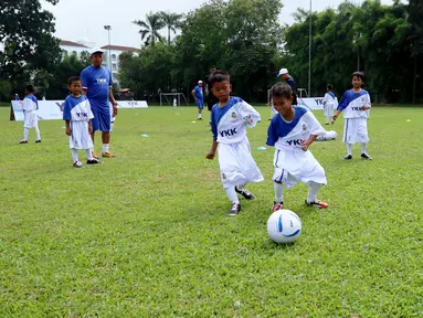 Anak-anak pra sejahtera mengikuti pelatihan sepak bola YKK Asia Group Kids Footbal Clinic  di Ciputat, Tangerang Selatan, Sabtu (7/10). Kegiatan bertujuan mencari bibit baru di dunia sepak bola. (Liputan6.com/Fery Pradolo)