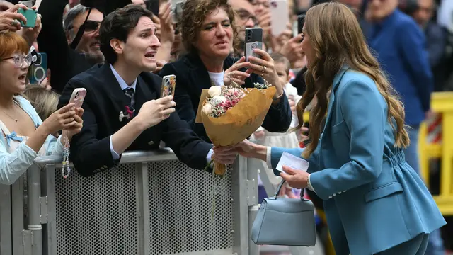 Kate Middleton Sapa Publik Italia dengan Setelan Biru dan Tas Mini Rp 76 Jutaan