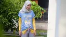 Seperti di foto ini, Zaskia memakai celana dan hijab berwarna abu-abu, namun ia mengombinasikannya dengan kaus tangan pendek berwarna biru muda yang di dalamnya memakai manset berwarna kuning. (Instagram/zaskiadyamecca)