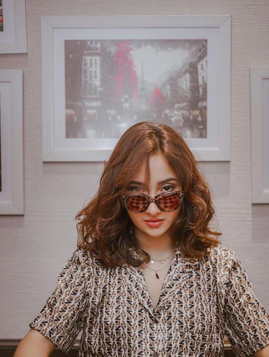 Selain tampil kalem, Naomi Zaskia juga terlihat cantik dengan tampilan nyentriknya. Rambut coklat, memakai sunglasses, ditambah dengan kemeja pattern membuatnya makin terlihat cantik dan keren. (Liputan6.com/IG/naonomnom)