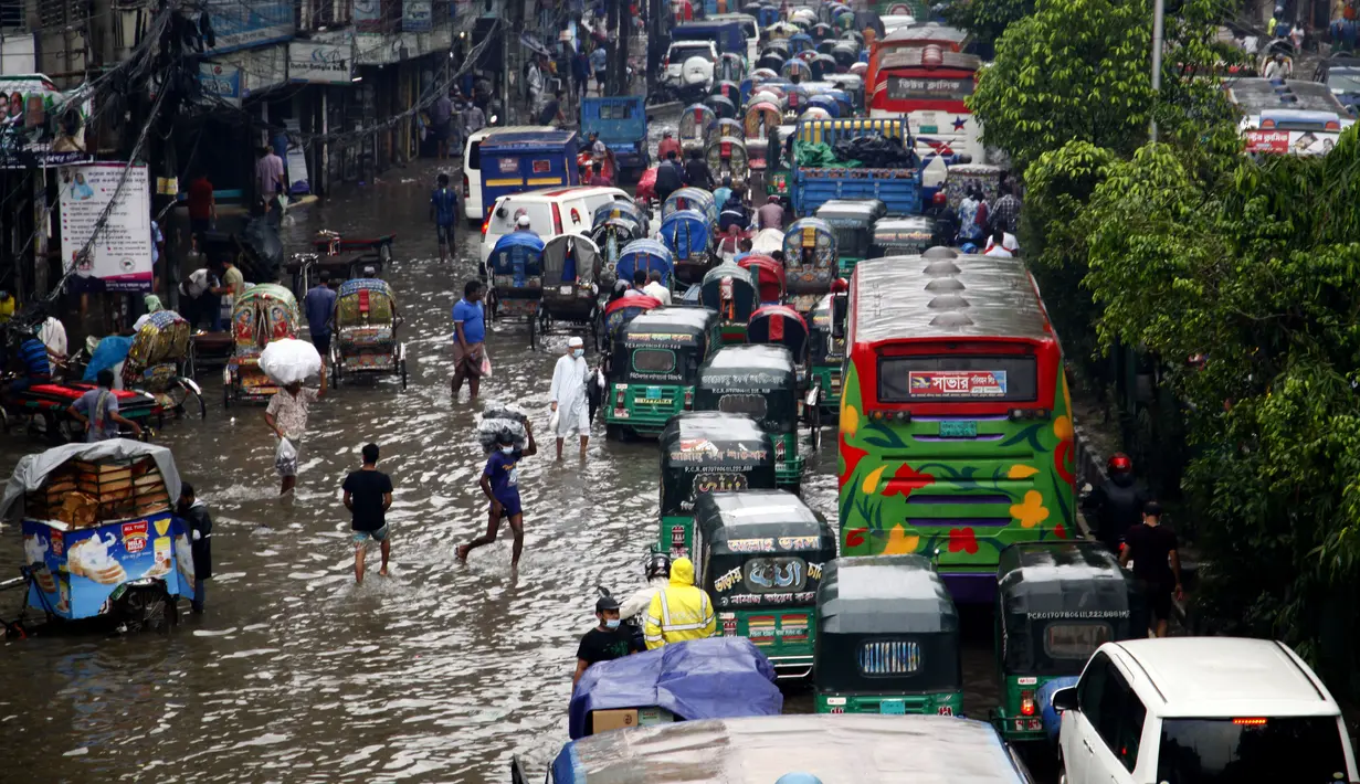 Sebuah jalan yang tergenang banjir di Dhaka, Bangladesh (21/7/2020). Hujan lebat monsun pada Selasa (21/7) meluluhlantakkan Dhaka, ibu kota Bangladesh, dengan beberapa kendaraan terperangkap di jalanan yang tergenang air dan orang-orang terjebak di rumah mereka akibat banyak daerah dataran rendah ya