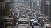 Antrean kendaraan melintasi ruas Tol Jakarta-Cikampek, Bekasi, Rabu (13/6). Pada H-2 Lebaran, kepadatan di ruas tol Jakarta-Cikampek disebabkan karena penyempitan jalur, lantaran ada proyek pembangunan LRT dan Tol Elevated. (Merdeka.com/Iqbal S. Nugroho)