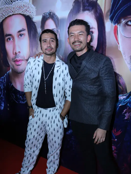  Hal ini dikatakan keduanya saat ditemui di Plaza Indonesia, Rabu (5/7/2017). Menurut Chicco, nama Ben dan Jodi didengarnya setiap hari ketika bertandangke kedainya.  Bahkan Rio pun juga memanggil Chicco sebagai Ben. (Adrian Putra/Bintang.com)