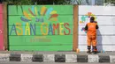 Petugas PPSU Kelurahan Kuningan Timur membuat lukisan mural bertema Asian Games 2018 di Jalan Perintis, Jakarta, Kamis (5/7). Mural tersebut untuk menyambut dan memeriahkan pelaksanaan Asian Games 2018. (Liputan6.com/Arya Manggala)