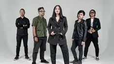 Kehadiran Astrid Sartiasari sebagai vokalis dalam Cokelat Band merupakan vokalis pengganti sementara. Saat ini Aiu Ratna tengah hamil besar yang membuatnya harus cuti. Saat umumkan vokalis baru, akun Instagram Cokelat Band sebut Astrid Sartiasari sebagai kawan lama. (Liputan6.com/IG/cokelat_band)