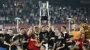 Para pemain Valencia merayakan gelar juara Copa del Rey usai mengalahkan Barcelona pada laga Copa del Rey di Stadion Benito Villamarin, Sevilla, Sabtu (25/5). Barcelona kalah 1-2 dari Valencia. (AFP/Pau Barrena)