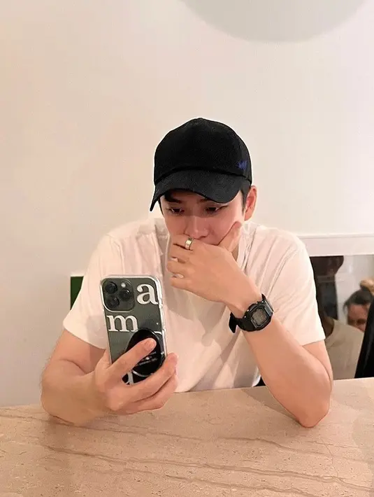 Menurut kalian, apakah Kang Tae Oh sudah berkepala plontos di foto ini? (Foto: Instagram/ kto940620)